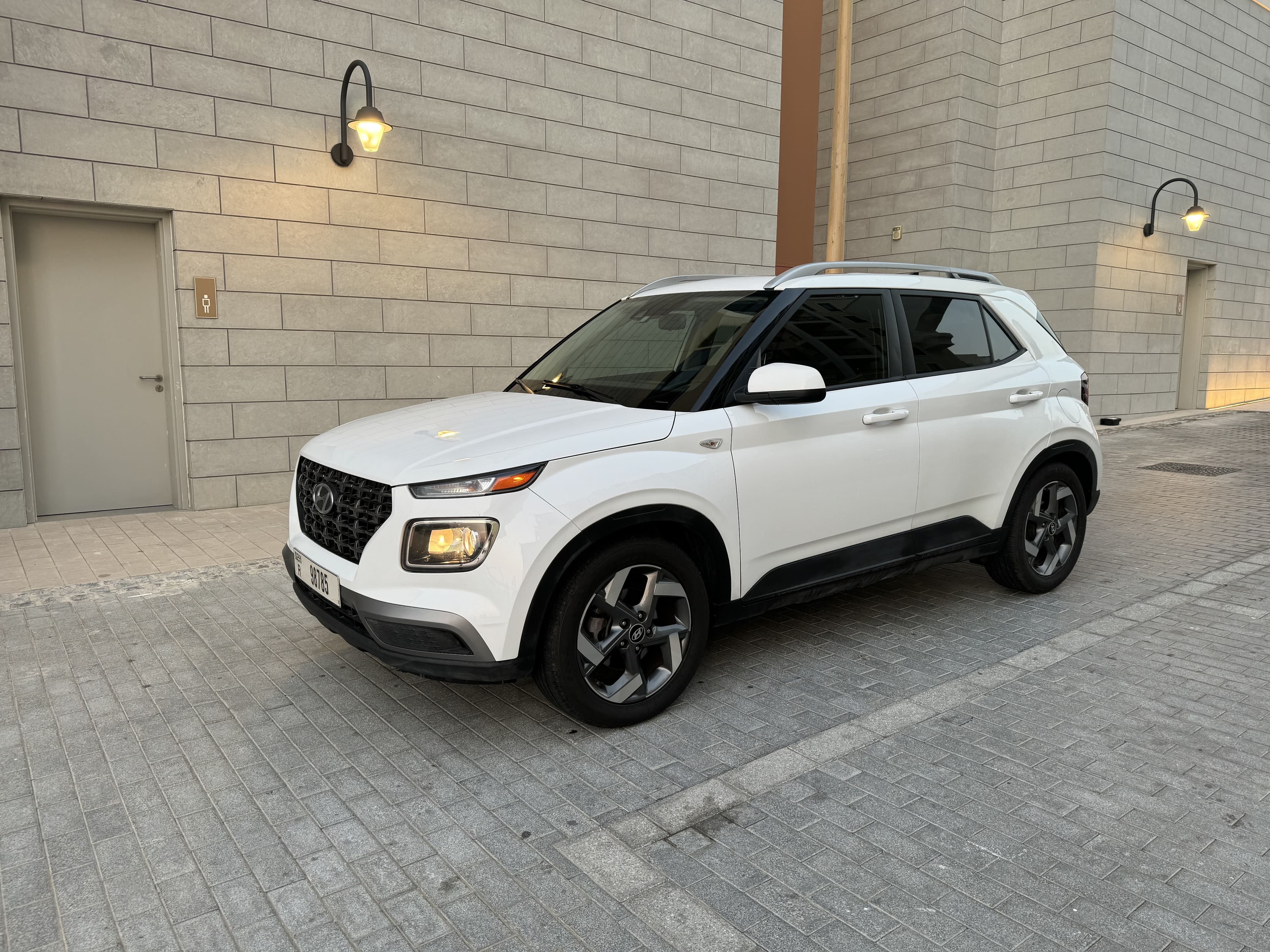 Hyundai-Venue-2022-white